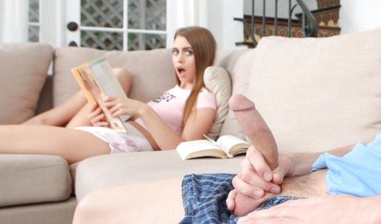 Мама и сын вместе смотрят порно фильм по телевизору | Инцест видео