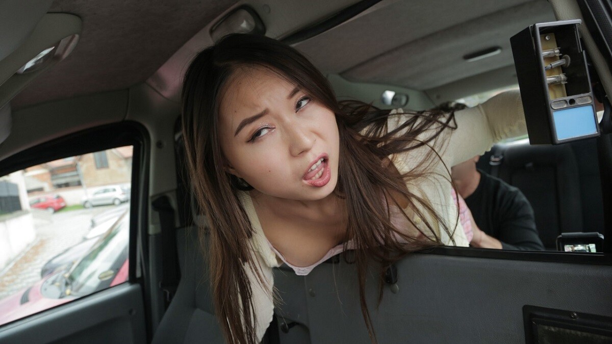 Азиатка в такси кончила сквиртом и получила сперму на попку - Смотреть порно видео.